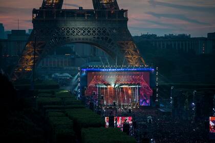 Impactante fiesta en las calles junto a la Torre Eiffel; la Euro 2016 es pura opulencia