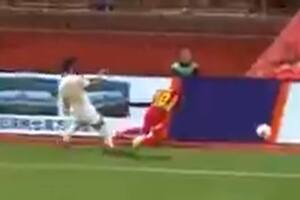 Impactante imagen: un futbolista se rompió el cuello tras chocar contra una valla publicitaria.