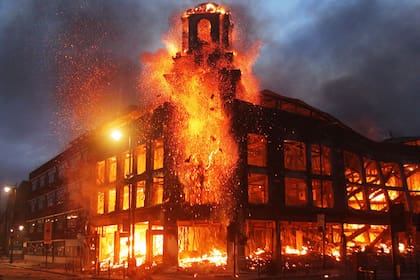 Impactante incendio durante las protestas en Tottenham en agosto de 2011