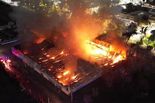 Video: el momento exacto en que se incendió el depósito de un supermercado en Río Negro