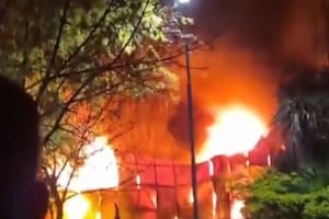 Video: el momento exacto en que se incendió el depósito de un supermercado en Río Negro