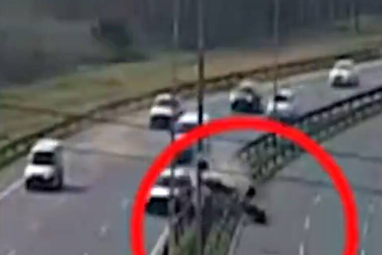 Video: atropelló y mató a un motociclista que voló por arriba del guardarraíl del Camino del Buen Ayre