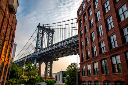 Impactante, ver el Puente de Brooklyn, al atardecer, entre los edificios es una alternativa para apreciar su belleza.