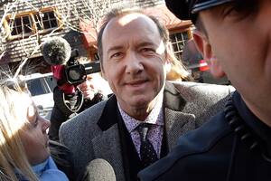 Fuertes declaraciones en el juicio contra Kevin Spacey: “Borracho, se acostó sobre un chico de 14 años”