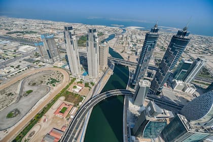 Vista aérea de la sección Sheikh Zayed Road de la autopista E 11