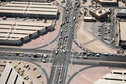 Vista aérea de una intersección de la carretera principal en el Emirato del Golfo de Dubai