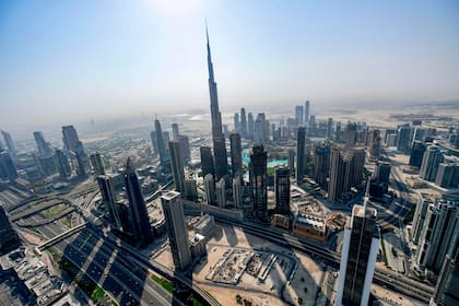 Vista aérea del rascacielos Burj Khalifa, la estructura más alta del mundo