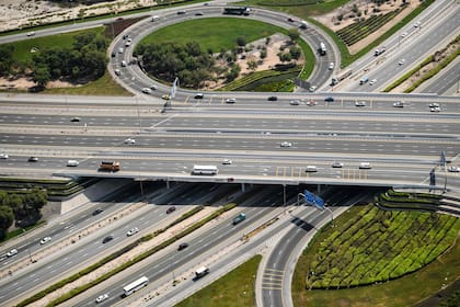 Espectaculares autopistas atraviesan la ciudad