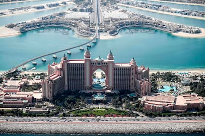Vista aérea del Atlantis The Palm,un complejo hotelero de lujo ubicado en la cúspide del archipiélago artificial de Palm Jumeirah frente al Emirato del Golfo de Dubai