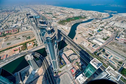Vista aérea de la sección Sheikh Zayed Road de la autopista E 11