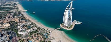 El Burj Al Arab, uno de los hoteles más lujosos del mundo, fue construido sobre una isla artificial frente a la costa de Dubái