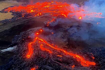 La fisura tiene por ahora unos 500 metros y la lava se extienda a más de tres kilómetros