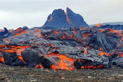 Finalmente el volcán Fagradalsfjall hizo lo suyo y brinda un espectáculo que atrae a cientos de turistas que filman y toman fotografías