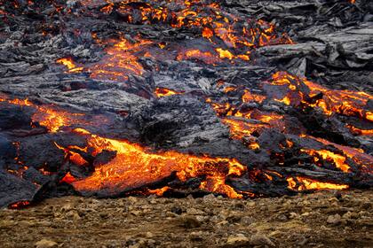 La lava avanza muy lentamente y eso permite que los turistas se acerquen al lugar  y disfrutar del espectáculo natural