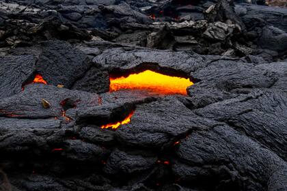 Vista de la lava que fluye del volcán Fagradalsfjall en Islandia