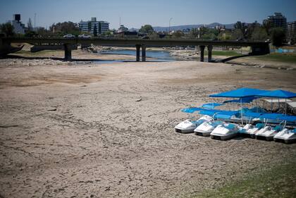 San Roque es uno de los embalses más afectados. Abastece de agua a la ciudad de Córdoba y localidades cercanas como la de Villa Carlos Paz, Cosquín y Tanti