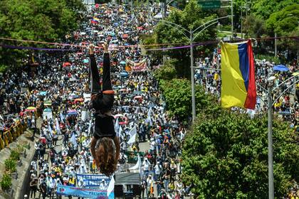 Miles de personas se manifiestan en contra del gobierno de  Duque en las calles de Colombia