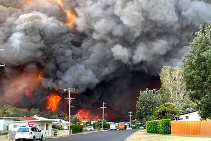 Un feroz incendio forestal se desató en una zona residencial de Sidney 