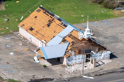 Los fuertes vientos arrancaron el techos y las paredes de una iglesia en donde no se registraron heridos