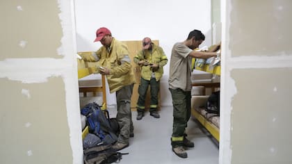 Los bomberos en el cuartel se preparan para salir