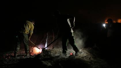 Se espera que los vientos cesen ya que avivan el fuego en forma permanente