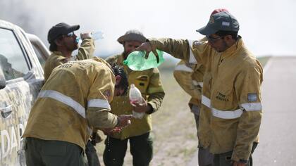 Los brigadistas se toman un momento de Descanso tras una agotadora jornada combatiendo el fuego