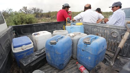 Montan guardias con su camionetas cardas de herramientas y agua