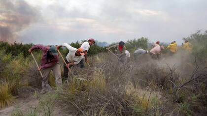 Vecinos de General Alvear se juntan para ayudar a combatir los incendios