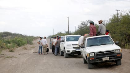 Vecinos de la la zona de Monte Comán en General Alvear hacen guardia en el camino para controlar el estado de los incendios