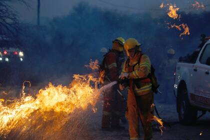 Al menos 250 dotaciones de bomberos trabajan para controlar el fuego