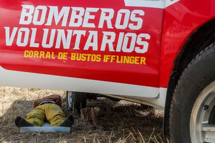 Los bomberos estás trabajando incansablemente y están agotados por tratar de combatir el fuego descontrolado