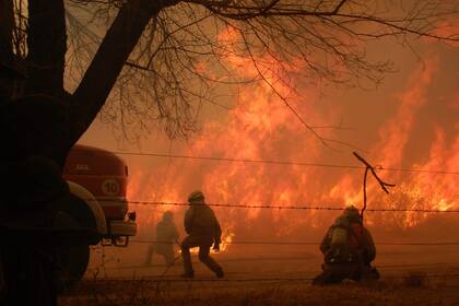 Las autoridades informaron que el fuego está descontrolado, y que el viento y las altas temperaturas empeoran la situación