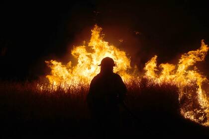 El incendio es muy grande y se prioriza la vida de las personas, los animales y los bienes materiales