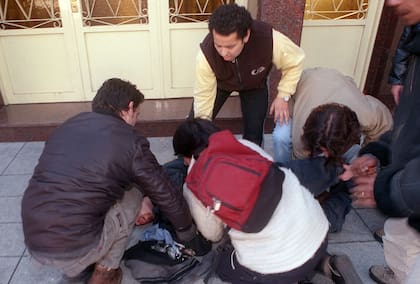 Atención de los heridos de bala represión que causó la muerte de Kosteki y Santillán en la estación de Avellaneda