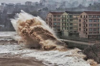 Las enormes olas alcanzaron varios metros de altura