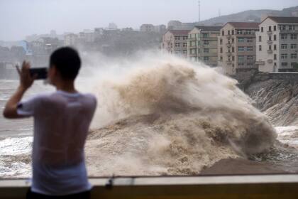 El tifón, calificado por las autoridades como el más devastador que azota Zhejiang desde 1956, también causó grandes pérdidas materiales