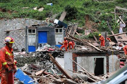 Un deslizamiento de tierra cubrió varias casa en la aldea de Shanzao, bomberos y rescatistas buscan personas desaparecidas