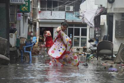 Tras el paso del tifón las personas regresan a sus casas