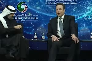 Elon Musk anticipó un futuro con trabajo opcional, sin pobreza y sin dinero por el impacto de la IA y los robots