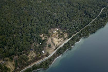 A Villa Mascardi se accede a través de la ruta nacional 40, la misma carretera que llega hasta El Bolsón