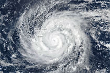 Impacto Directo en Saipan y Tinian: Los modelos de trayectoria prevén que el ojo del sistema pase sobre estas islas la noche de este martes