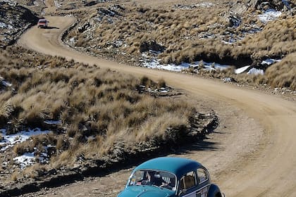 Impecable a pesar de ser de 1959, y muy a tono con su primera participación en el Gran Premio Argentino Histórico: el Volkswagen Escarabajo, otro modelo que dejó una marca fuerte en los aficionados a los coches, se abre paso en el Mirador de los Cóndores, con los debutantes Cristian y Víctor Hugo Ahrens.