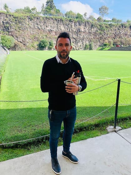 Impecable como cuando estaba en actividad, Esteban Herrera, a los 41 años, trabaja para una compañía estadounidense de asesoría financiera