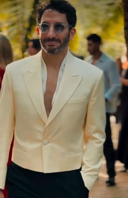 Impecable, Juan Minujín - nominado por su rol en la película Los domingos- le puso glamour a la gala con un diseño innovador