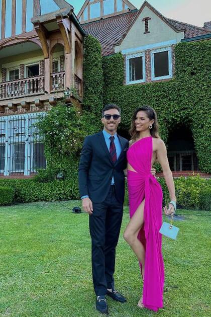 Impecables, Juan "Pico" Mónaco y su mujer, Diana Arnopoulos dijeron presente. Él optó por un traje azul oscuro que combinó con unos zapatos Gucci; ella causó sensación con su vestido asimétrico de escote profundo.