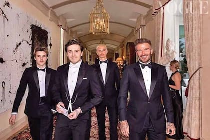Impecables, los Beckham de smoking: adelante, Brooklyn y David, detrás, Romeo y Cruz, que fueron los padrinos.