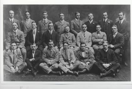 Impecables, los británicos que visitaron Argentina en 1910 invitados por River Plate Rugby Union para celebrar el centenario de la Revolución de Mayo; la comisión de celebración de aquel hecho solventó el viaje de los británicos.