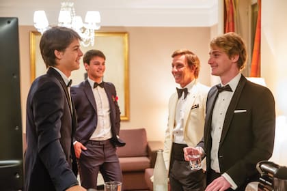 Impecables, los hombres de la familia estuvieron vestidos por el sastre español Félix Ramiro, para el que días atrás Balthu desfiló.