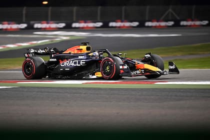 Imperial en la pista: Max Verstappen se impuso con una ventaja de 22 segundos sobre su compañero Sergio Checo Pérez; el tricampeón es cauteloso con los mensajes sobre las turbulencias en Red Bull Racing y el futuro en la escudería