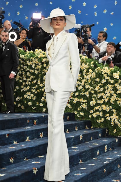 Implacable en sus
elecciones fashion, Zendaya
volvió a triunfar. Esta vez
lo hizo con un impecable
traje sastre total white de
Louis Vuitton por Pharrell
Williams. Le sumó stilettos
con maxiplataforma de Jimmy
Choo y sombrero de ala ancha.